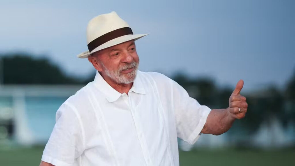 Presidente Luiz Inácio Lula da Silva em frente ao Palácio do Alvorada em cerimônia de comemoração ao seu aniversário de 81 anos — Foto: Adriano Machado/Reuters