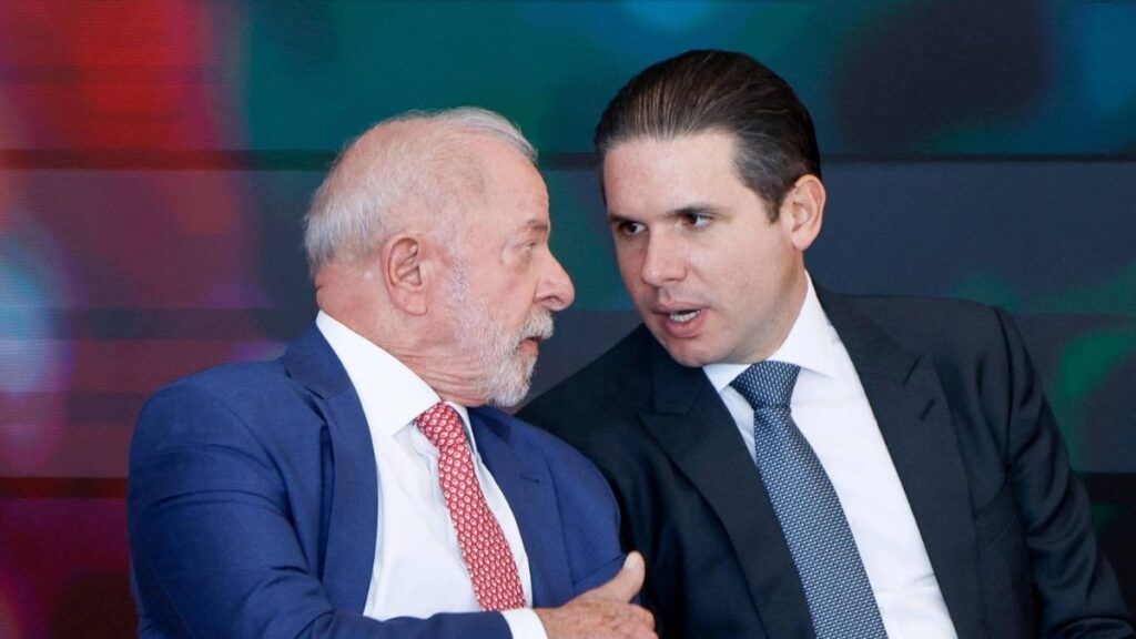 Presidente Luiz Inácio Lula da Silva ao lado do deputado federal Hugo Motta — Foto: Sergio Lima / AFP