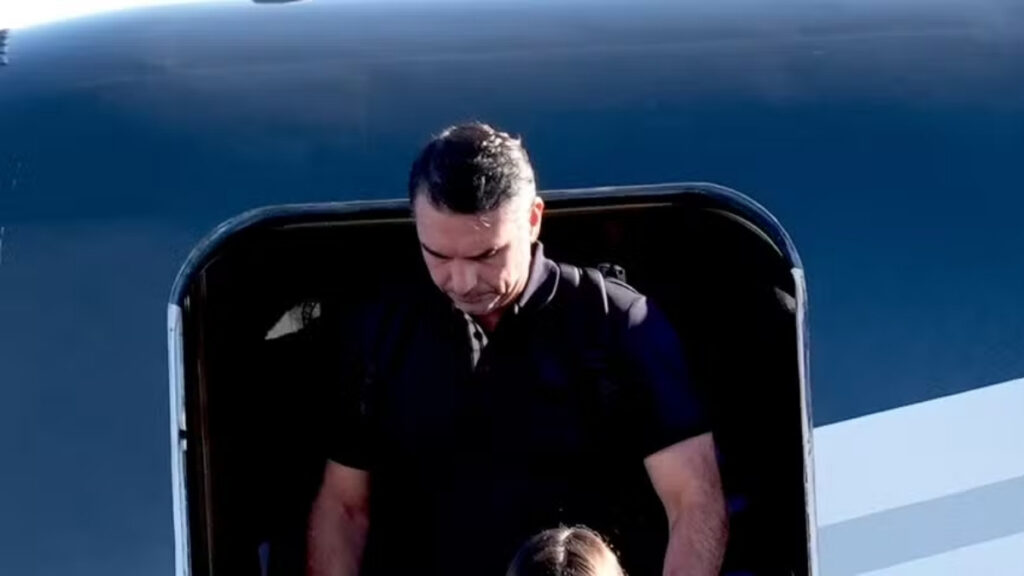 Flávio Bolsonaro desembarca de avião em aeroporto perto de Miami, nos EUA — Foto: Marta Lavandier/AP Photo