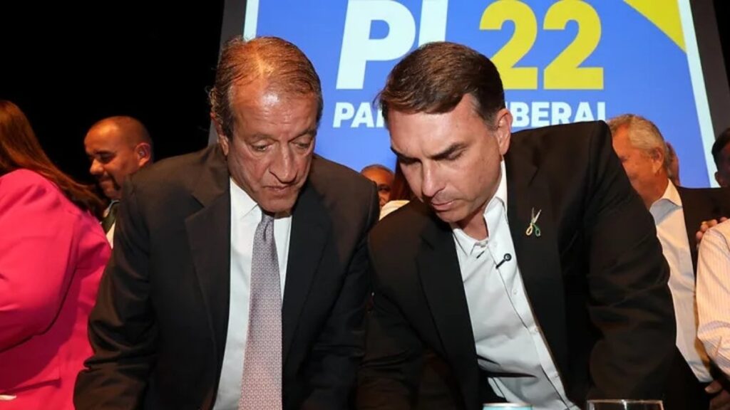 O presidente nacional do PL, Valdemar Costa Neto, e Flávio Bolsonaro — Foto: Beto Barata/PL