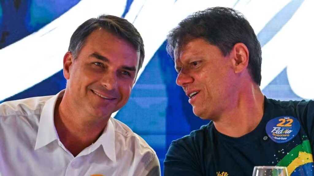 Flávio Bolsonaro e o governador Tarcísio de Freitas — Foto: Roberto Sungi/Ato Press/Estadão Conteúdo